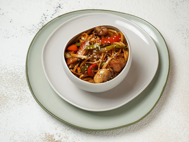 Лапша пшеничная с хрустящей курицей в устричном соусе