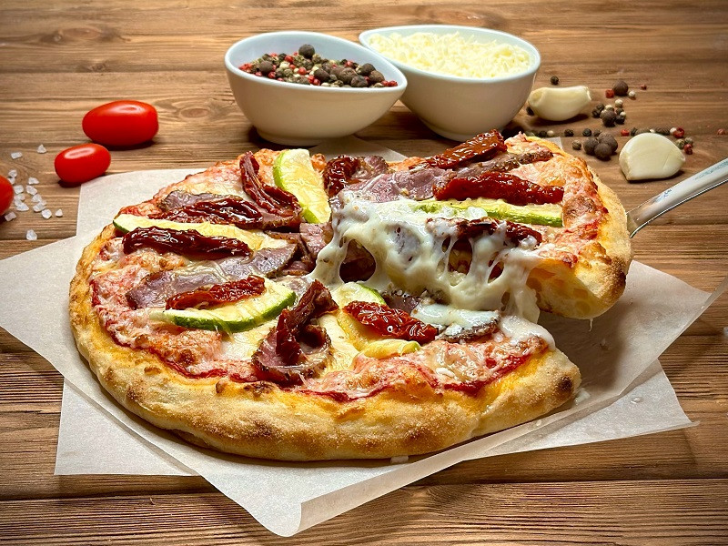 Пицца с пастрами и перечным соусом