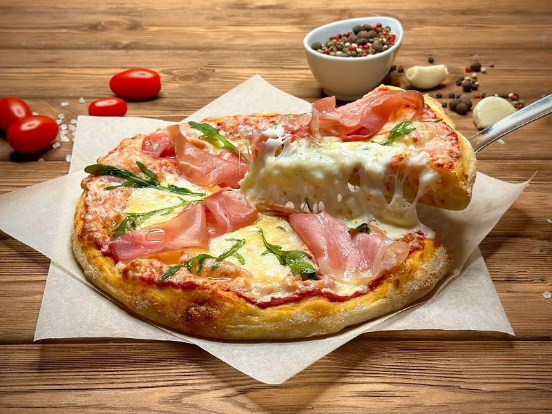 Пицца с прошутто, рукколой и пармезаном