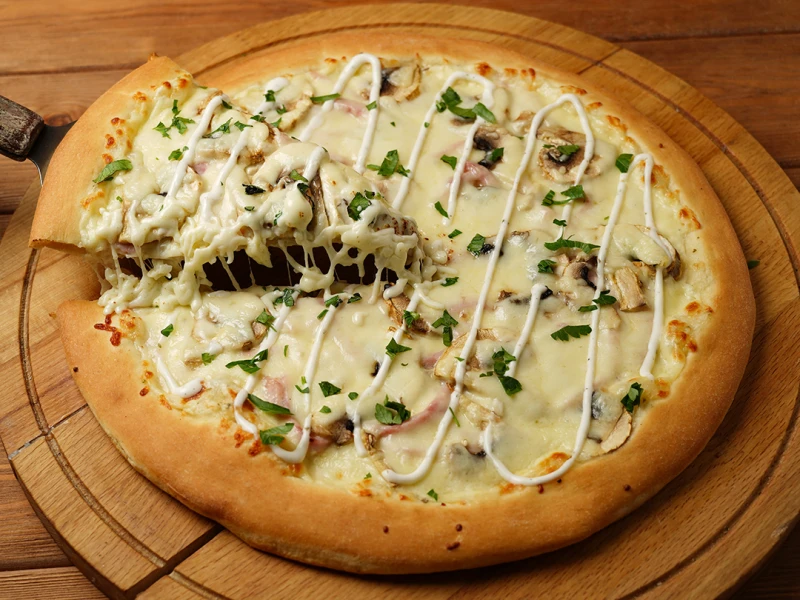 Пицца с ветчиной и грибами