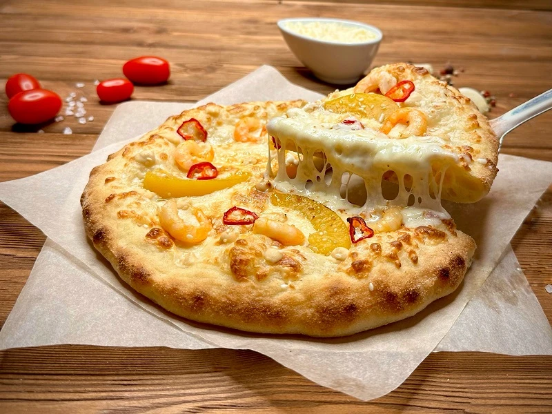 Пицца с креветками и моцареллой