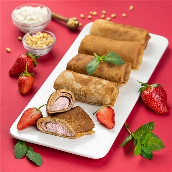 Блины с клубникой, творогом