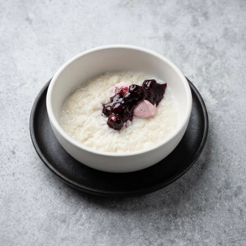 Каша рисовая с ягодным соусом