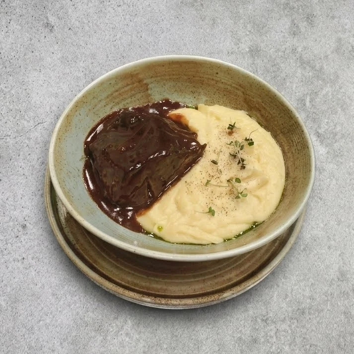 Говяжьи щеки с картофельным пюре с ароматом трюфеля
