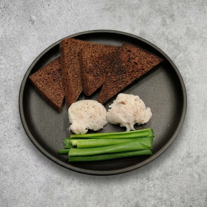 Намазка из сала с бородинскими тостами