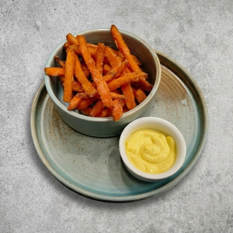 Батат-фри с соусом карри на кокосовом молоке