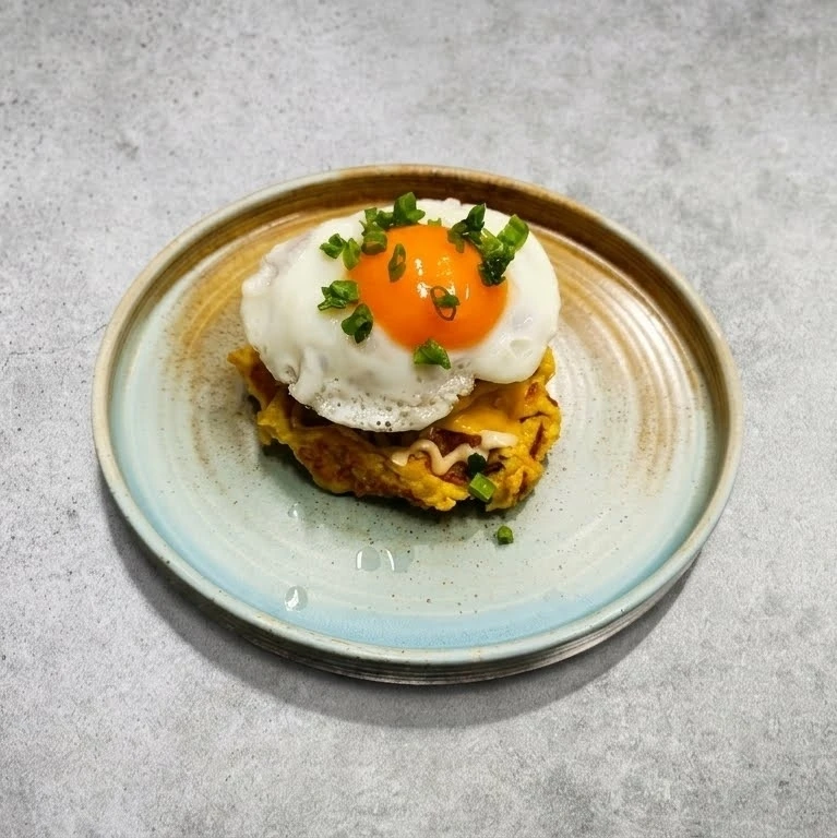 Бифштекс на картофельной вафле с сыром и яйцом