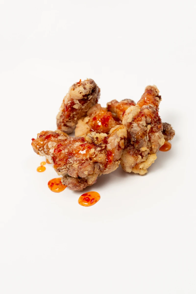 Жаренные куриные крылышки в сладком соусе чили 