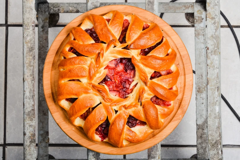 Пирог дрожжевой с ананасом и клубникой