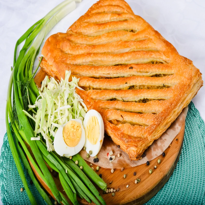 Пирог слоёный с капустой и яйцом