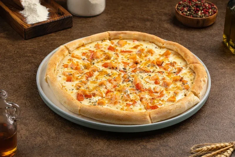 Пицца с лососем и помидорами