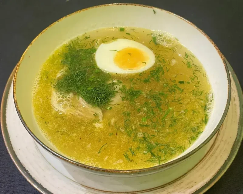 Говяжий бульон с яйцом и зеленью