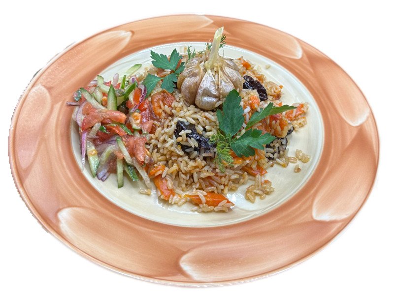 Плов постный с курагой и черносливом с салатом из свежих овощей