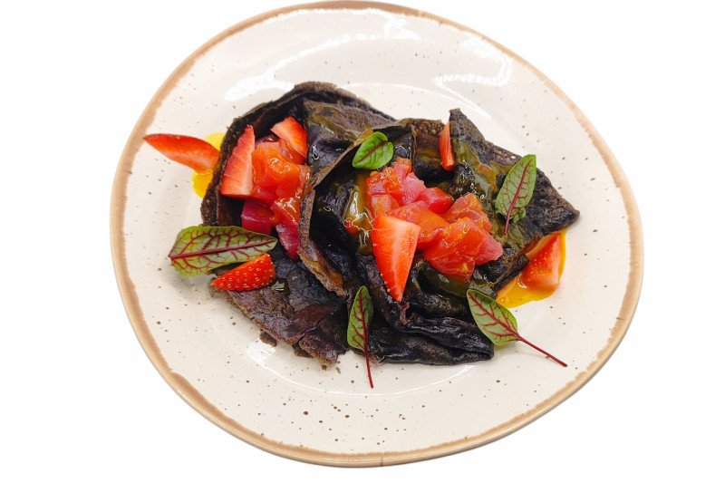 Блинчики с тунцом, клубникой и соусом чили-манго