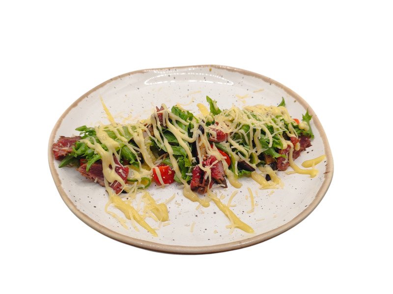 Салат с ростбифом и овощами в медово-горчичной заправке