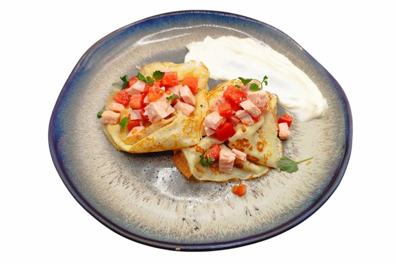 Блинчики с копченой курицей, томатами и сметаной