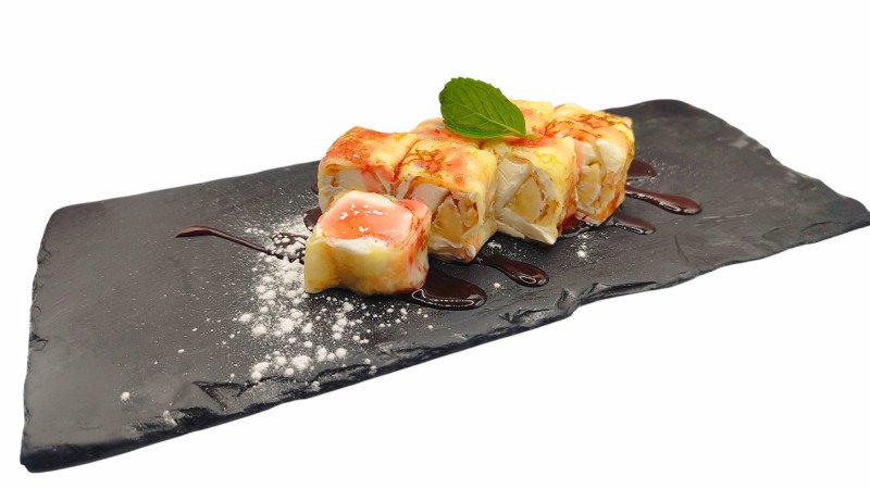 Сладкий ролл из блинчика с бананом