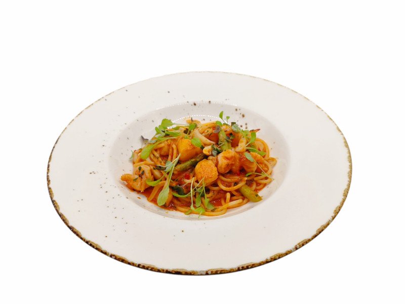 Спагетти с морепродуктами в томатном соусе