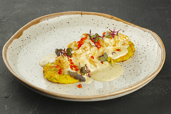 Креветки на оладьях из цукини 