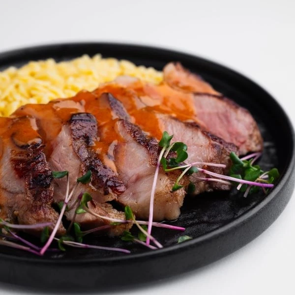 Свиная шейка су-вид с соусом и пастой орзо