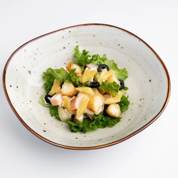 С копченой курицей и ананасом