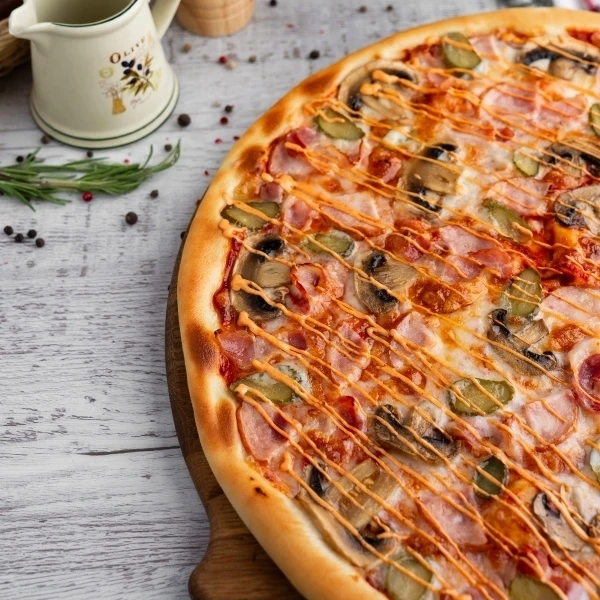 Пицца с ветчиной и беконом (новая) 40см
