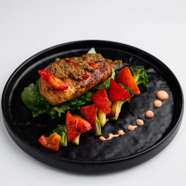 Грудка на гриле с соусом "Песто россо" 