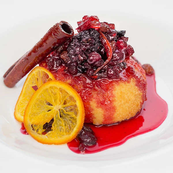 Сыр с ягодным соусом