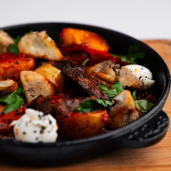 Горячая сковорода с говядиной и овощами