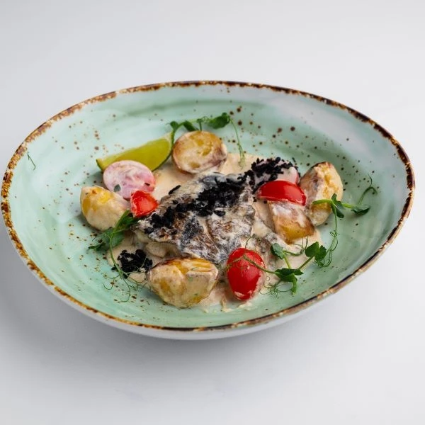 Палтус с овощами в соусе биск