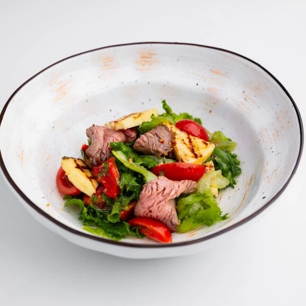 Салат с ростбифом и жареным сыром