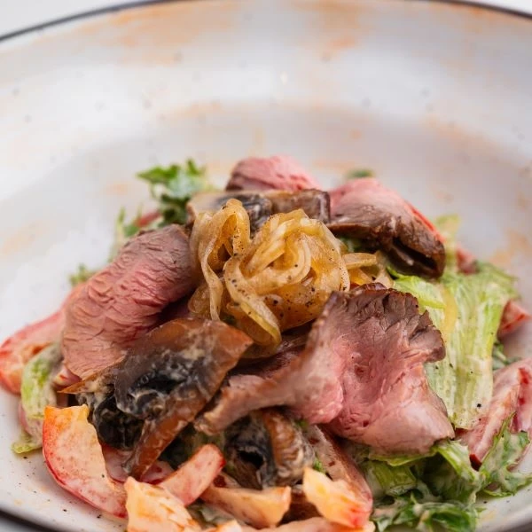 Салат с ростбифом и печеными грибами