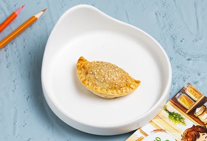 Запечённый пирожок с курицей, говядиной и кунжутом