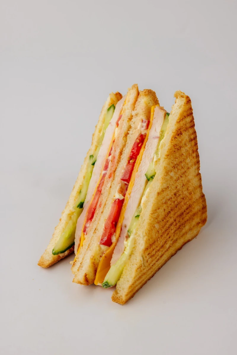 Сэндвич с куриной бужениной и крем-чизом