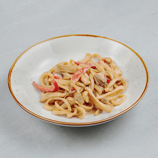 Удон с курицей грибами в фирменном сливочном соусе