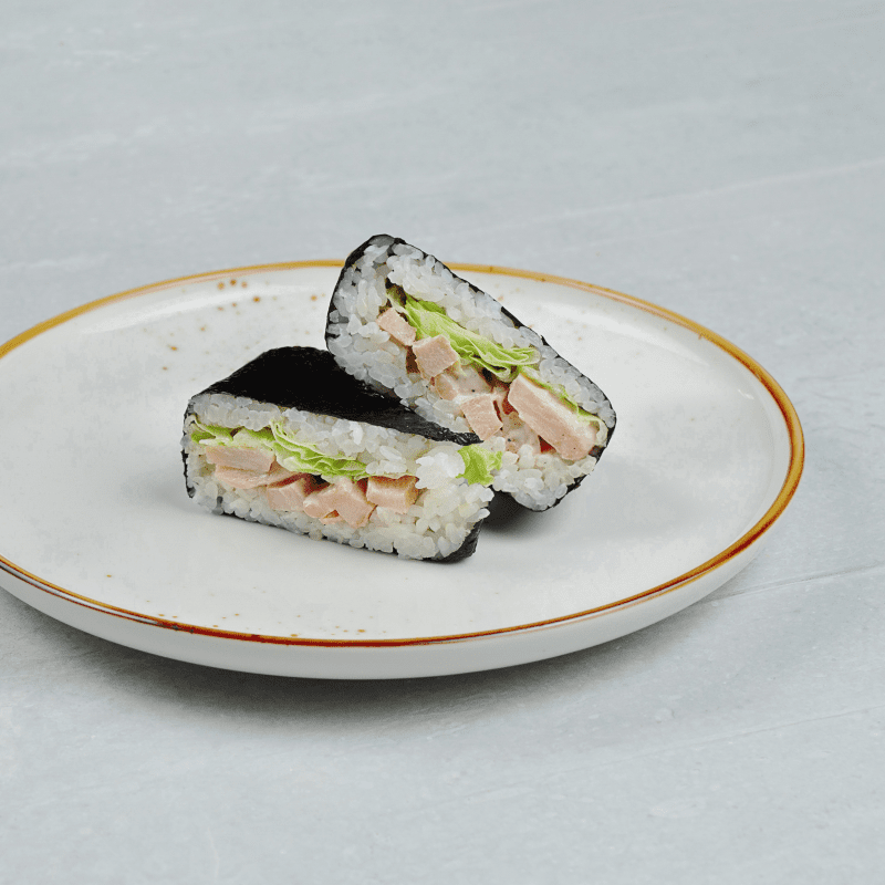 Онигири с курицей цезарь