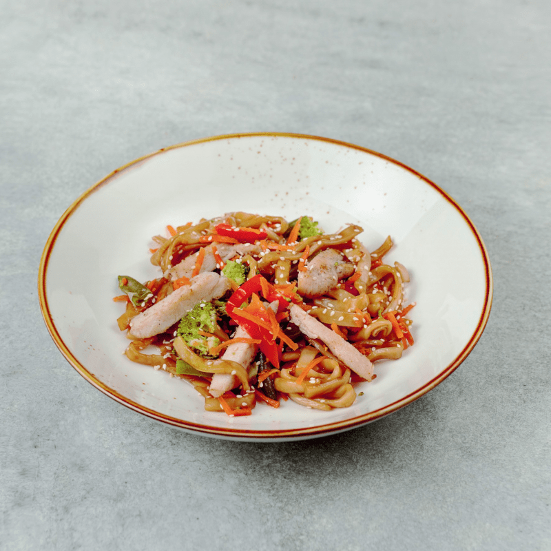 Удон с курицей и овощами с соусом на выбор: