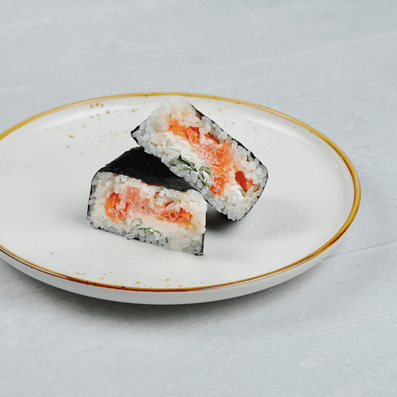 Онигири с лососем и сыром