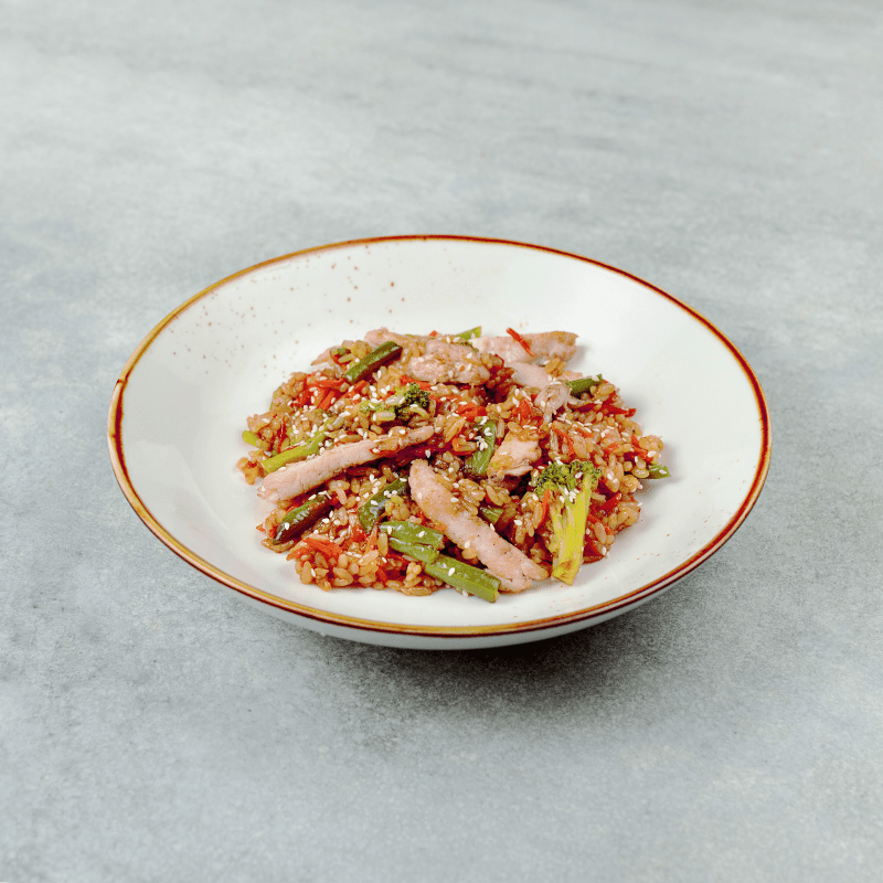 Рис с курицей и овощами с соусом на выбор: