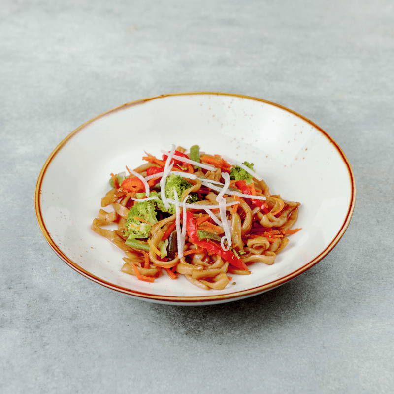 Удон с овощами с соусом на выбор: