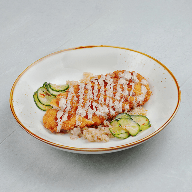 Цыпленок Кацу с рисом и огурцами