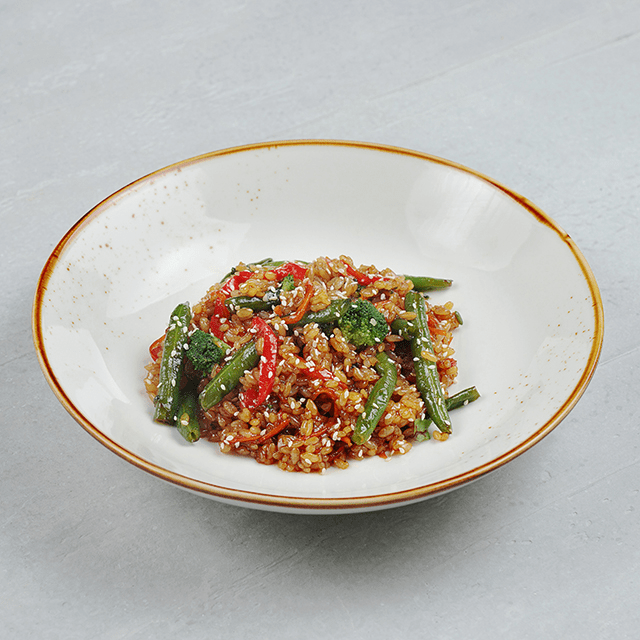 Рис с овощами с соусом на выбор: