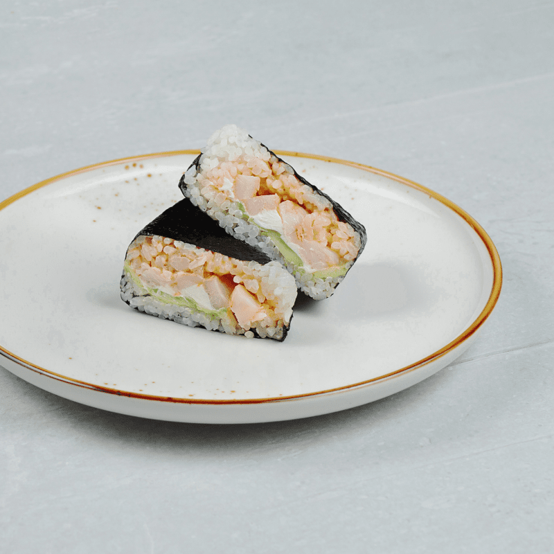 Онигири с креветкой и авокадо