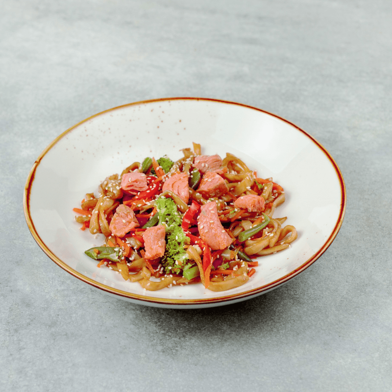 Удон с лососем и овощами с соусом на выбор: