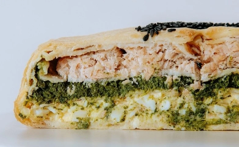 Курник с красной рыбой, яйцом и шпинатом