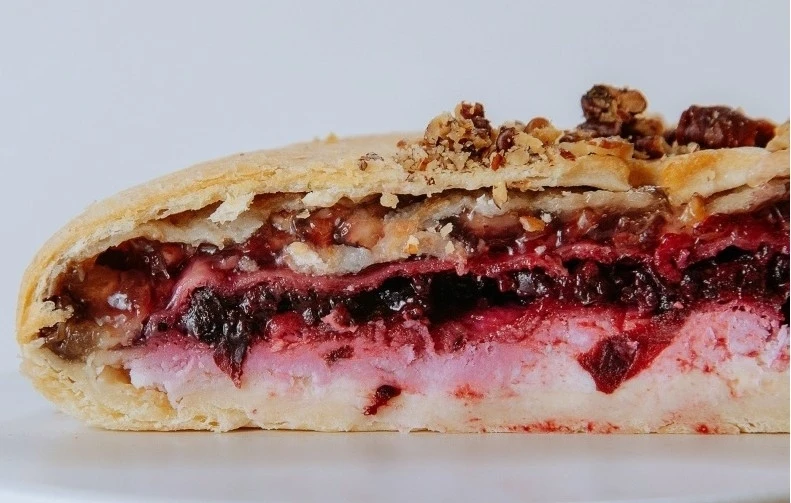 Курник со смородиной, грушевым вареньем и грецкими орехами