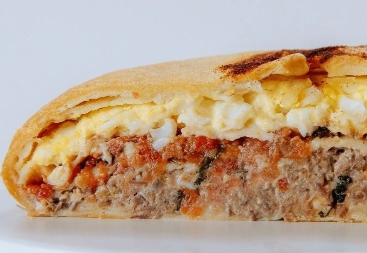 Курник с говядиной, яйцом, томатами, и базиликом