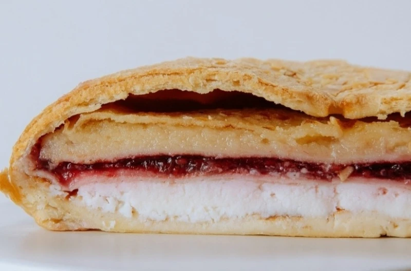 Курник с малиной и миндальным кремом