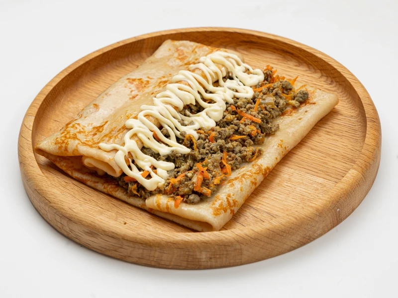 Блин с печенью и чесночным соусом