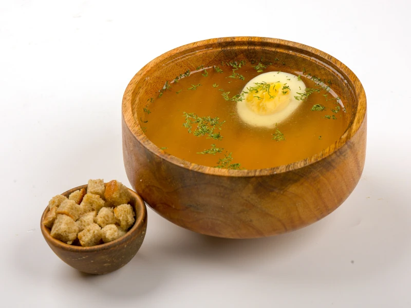 Бульон куриный с яйцом и сухариками 